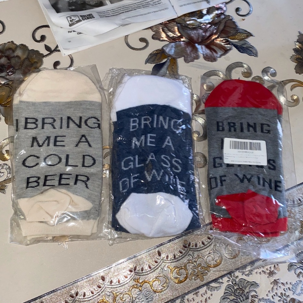 Fun Bundle socks “bring me some wine”